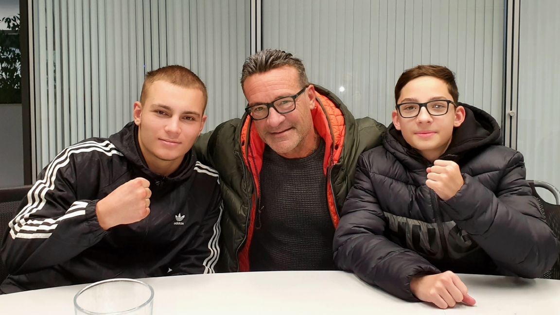 Der stellvertretende Abteilungsleiter Thomas Kugler (Mitte) mit seinen talenierten Boxern Roman Vlasenko (rechts) und Renato Gavril. Bild: Hamann