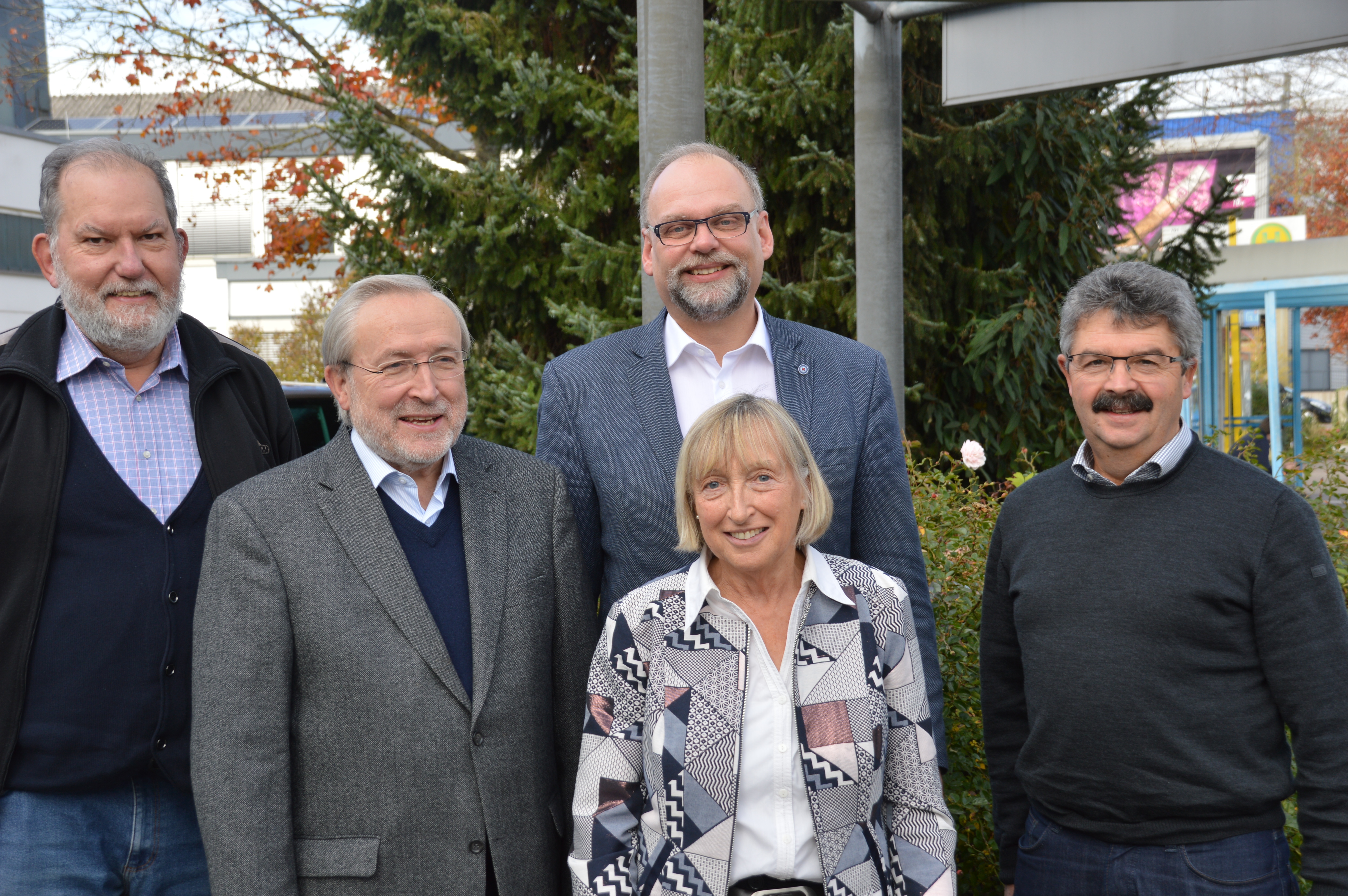 Wolfgang Trefz, Bernhard Weißer, Thomas Baumgärtner, Dr. Angelika Sischka und Dr. Hans-Ulrich Merz (von links) haben die Zukunft der Krankenpflegevereine im Visier. 	Bild: Schweiker