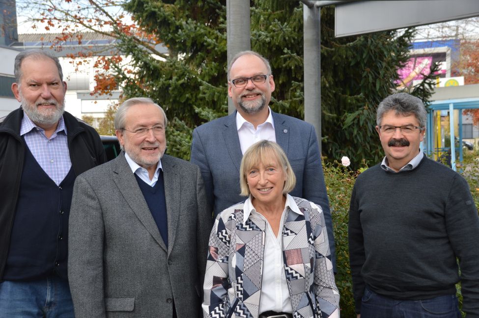 Wolfgang Trefz, Bernhard Weißer, Thomas Baumgärtner, Dr. Angelika Sischka und Dr. Hans-Ulrich Merz (von links) haben die Zukunft der Krankenpflegevereine im Visier. 	Bild: Schweiker