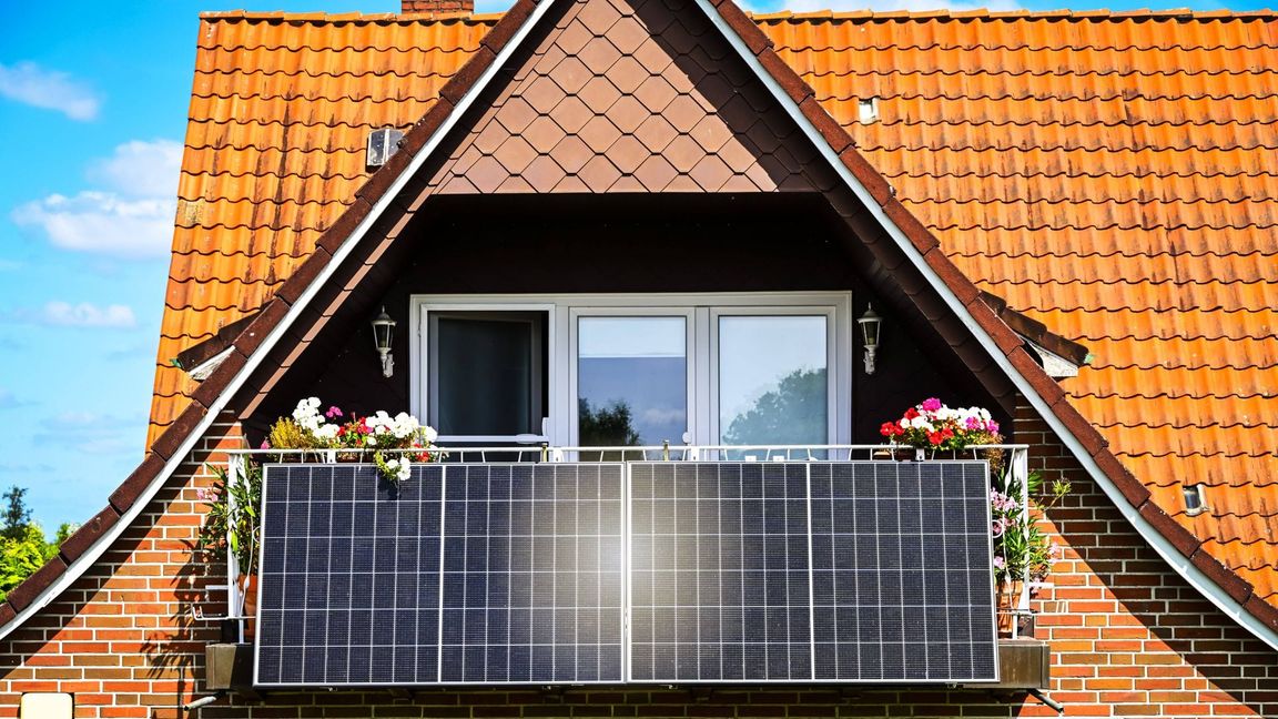 Im Jahr 2024 hatten Privatleute rund 500 Balkonsolaranlagen mehr in das Marktstammdatenregister eingetragen als 2025. (Symbolbild)