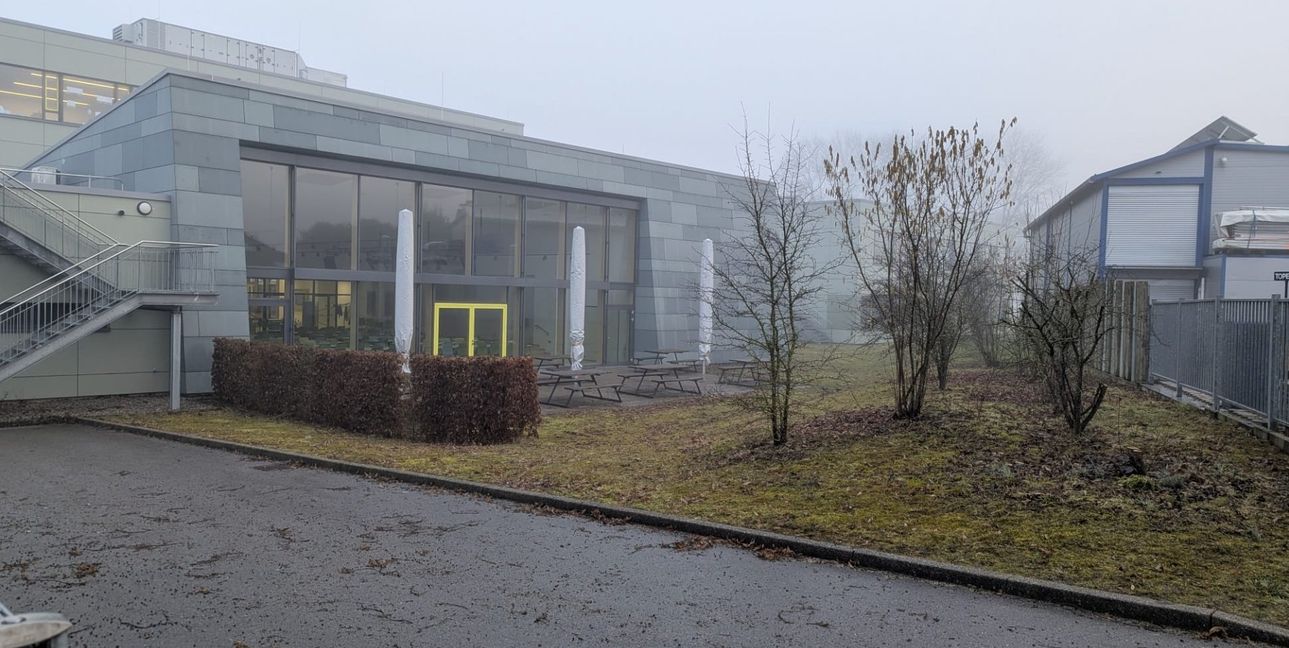 Auf der Terrasse und Grünfläche soll die Mensa künftig Platz für zusätzliche 148 Schüler bieten.