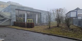 Auf der Terrasse und Grünfläche soll die Mensa künftig Platz für zusätzliche 148 Schüler bieten.