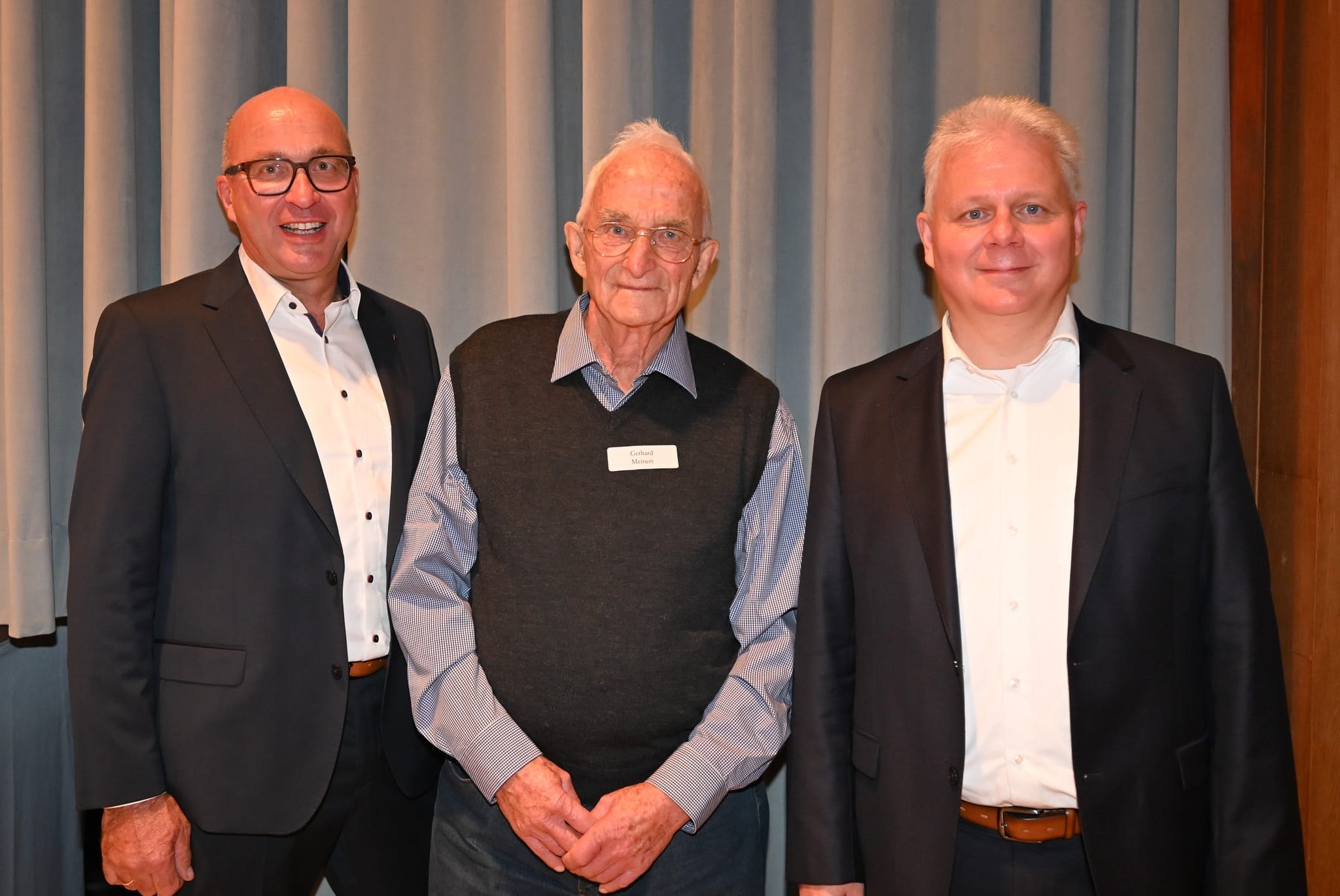 Der Deufringer Gerhard Meinert (Mitte) freut sich über die Auszeichnung für 60-jährige Mitgliedschaft vom Aufsichtsratsvorsitzenden Thomas Rott (links) und Vorstand Markus Vogel.