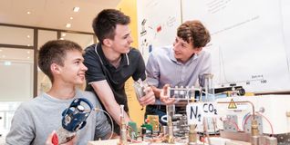 Jugend forscht ist ein bundesweiter Nachwuchswettbewerb, der besondere Leistungen und Begabungen in Mathematik, Informatik, Naturwissenschaften und Technik fördert.