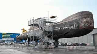 Das ehemalige U-Boot U-17 steht auf einem Parkplatz vor dem Technikmuseum.