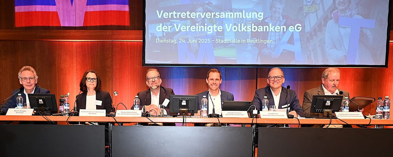 Die Führungsspitze der Vereinigte Volksbanken. Von links: die Vorstandsmitglieder Martin Riegger, Anette Rehorsch-Hartmann, Thomas Krätschmer (stellvertretender Vorsitzender) und Jörg Niethammer (Vorsitzender) sowie Jörg Berner (Aufsichtsratsvorsitzender) und Karlfriedrich Blumhardt (stellvertretender Aufsichtsratsvorsitzender).