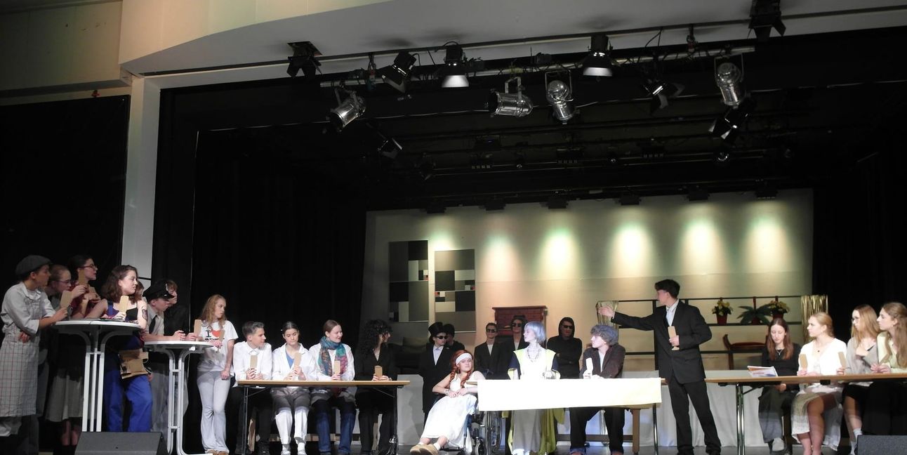 Die Oberstufen-Theater-AG des GGS spielt noch zweimal den „Besuch der alten Dame“.
