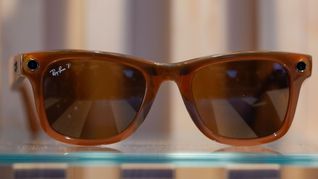 Die Meta-Brillen sind mit Kamera, Mikrofon und Lautsprechern ausgestattet. (Archivbild)