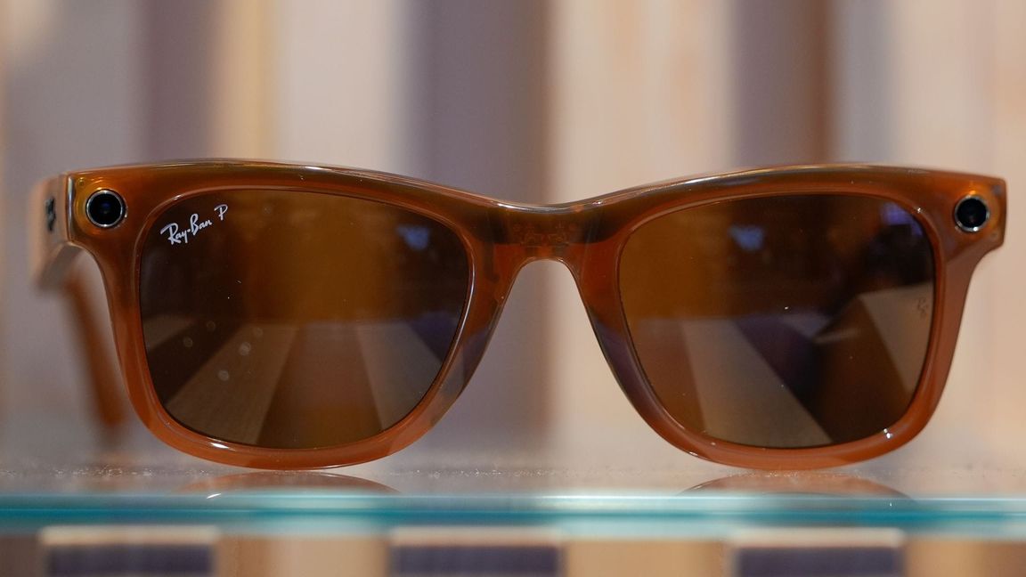 Die Meta-Brillen sind mit Kamera, Mikrofon und Lautsprechern ausgestattet. (Archivbild)