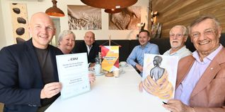 Karlheinz Perner (rechts) und die kleine Feierrunde zu seiner Ehrenmitgliedschaft (von links): Marc Biadacz, Claudia Fleischmann, Karl-Heinz Hoepfner, Florian Glock und Hartmut Fleischmann. Bild: Reichert