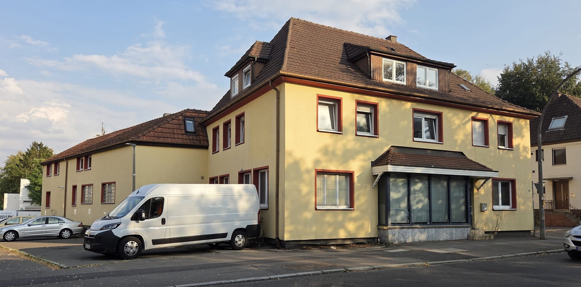 Das Gebäude Bachstraße 26 gegenüber des Floschenstadion-Parkplatzes.