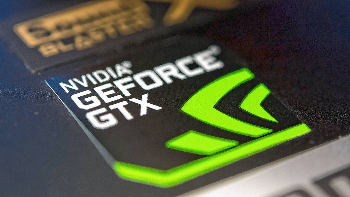 Aufkleber einer Nvidia-GeForce-Grafikkarte auf einem Notebook (Archivbild)