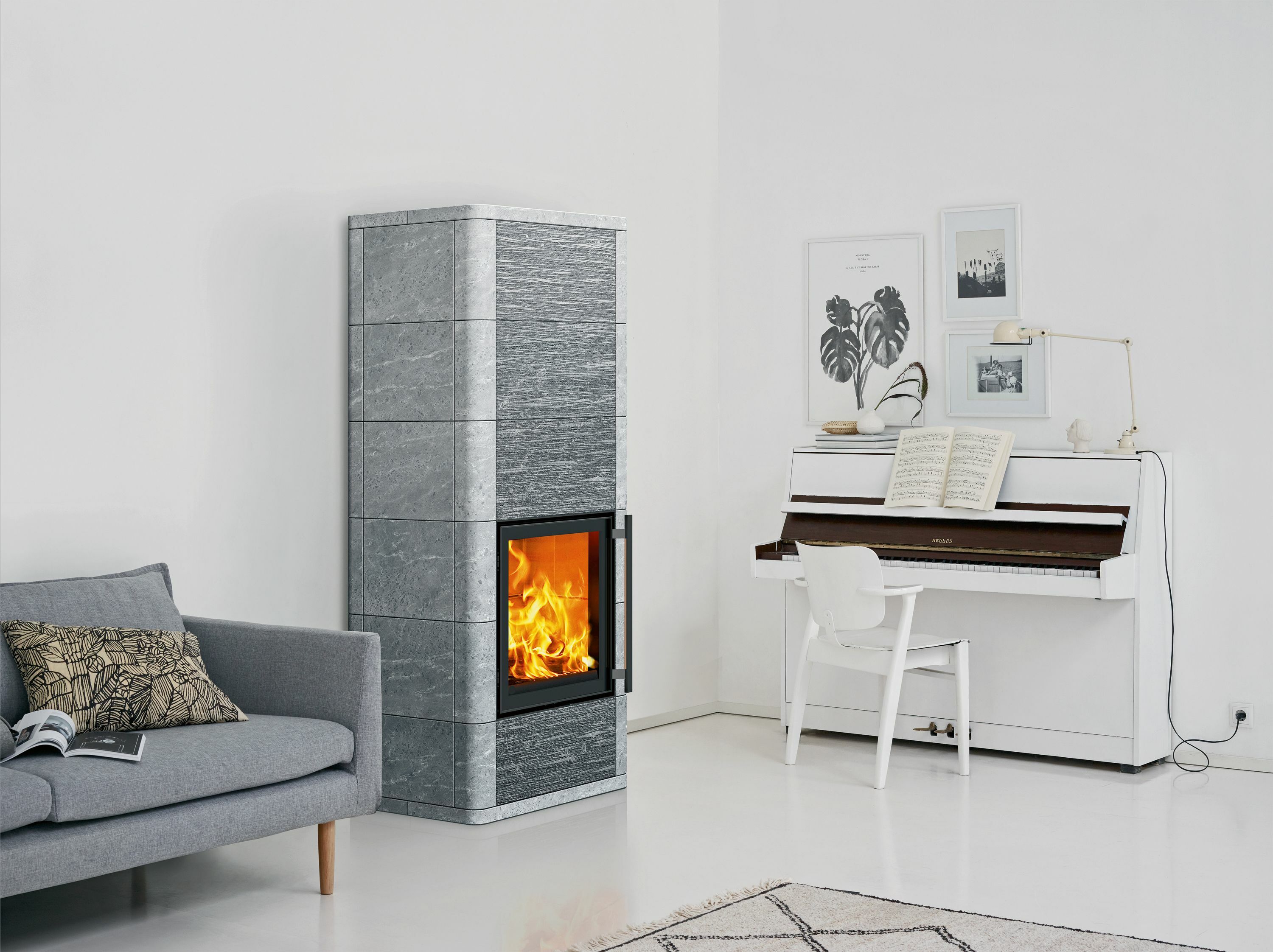 Elegant fügt sich ein Specksteinofen mit seinen abgerundeten Kanten in das puristische Ambiente ein. (Foto: epr/Tulikivi)