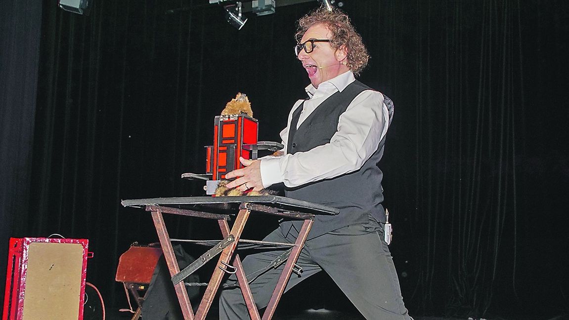 Zauberkunst und schwäbische Kleinkunst führt Peter Leonhard alias Karl-Heinz Dünnbier zusammen. Bild: Dettenmeyer