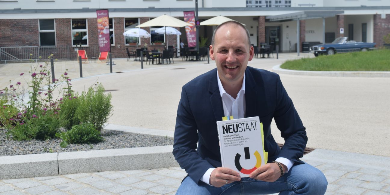 Marc Biadacz präsentiert das Buch „Neustaat“.  Bild: Krauter