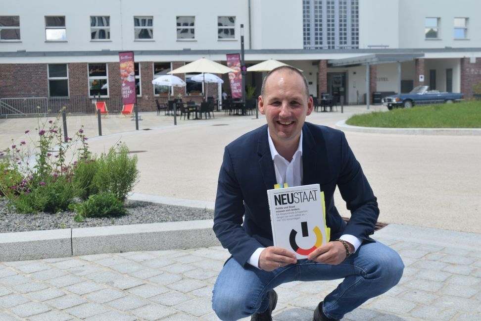 Marc Biadacz präsentiert das Buch „Neustaat“.  Bild: Krauter