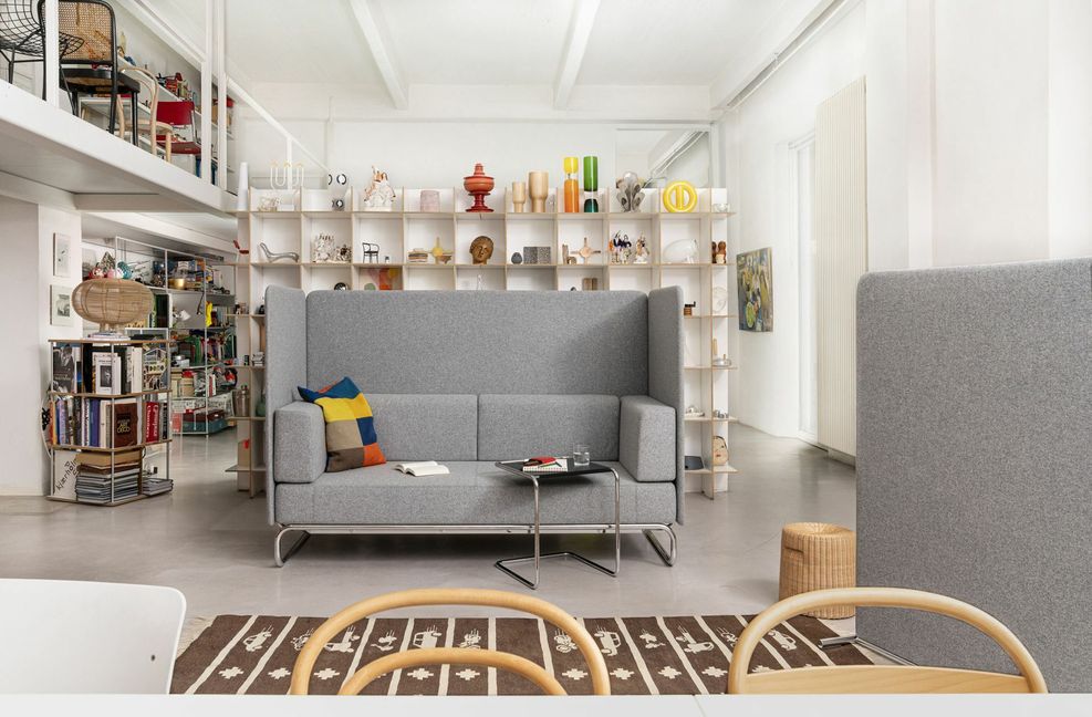 „Retreat S 5000“ von dem englischen Designer James Irvine für Thonet. Ein Baukastensystem aus Sofas und Sitzelementen mit Trennwänden – variabel ergänzbare Elemente wie Tische, Kissen oder  Steckdosen ermöglichen einen vielseitigen Einsatz sowohl daheim als auch im home-office oder im Büro . .
 Foto: Hersteller
