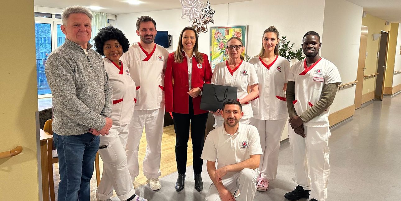 Jasmina Hostert im DRK-Altenpflegeheim Haus am See in Böblingen (Wohnbereich 2) mit Heimleiter Ljubomir Puljiz (ganz links).