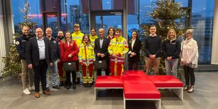 Die DRK-Heiligabend-Tour: Präsident, Vizepräsidentin und die Führungskräfte vor dem Verteilen der Geschenke. Landtagsabgeordneter Hans Dieter Scheerer – Präsident (Neunter von links), Bundestagsabgeordnete Jasmina Hostert – Vizepräsidentin (Fünfte von links), Wolfgang Hesl – Kreisgeschäftsführer (Zweiter von links), Sonja Hein – stellvertretende Kreisgeschäftsführerin (Vierte von rechts), Jens Kegreiß – Rettungsdienstleiter Nord (Dritter von rechts) und Vanessa Heni – Regionalleitung Süd (Altenpflegeheime) (Zweite von rechts). Bilder: DRK