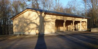 Die neue Magstadter Blockhütte wurde beim Querfeldeinrennen des RV Pfeil noch ohne Innenausstattung eingeweiht. In der wärmeren Jahreszeit will die Gemeinde die Hütte wie die Ende Januar 2024 abgebrannte Vorgängerin vermieten.