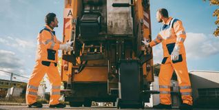 Auch bei den Müllautos des Abfallwirschaftsbetriebs kommt der Kraftstoff HVO 100 in den Tank. Bild: Adobe Stock