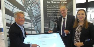 Michael Kresin, der als freier Mitarbeiter die Wanderausstellung des Deutschen Bundestags betreut, Landrat Roland Bernhard und die SPD-Bundestagsabgeordnete Jasmina Hostert (von links) zeigen, wie die Exponate um interaktive Elemente erweitert wurden.