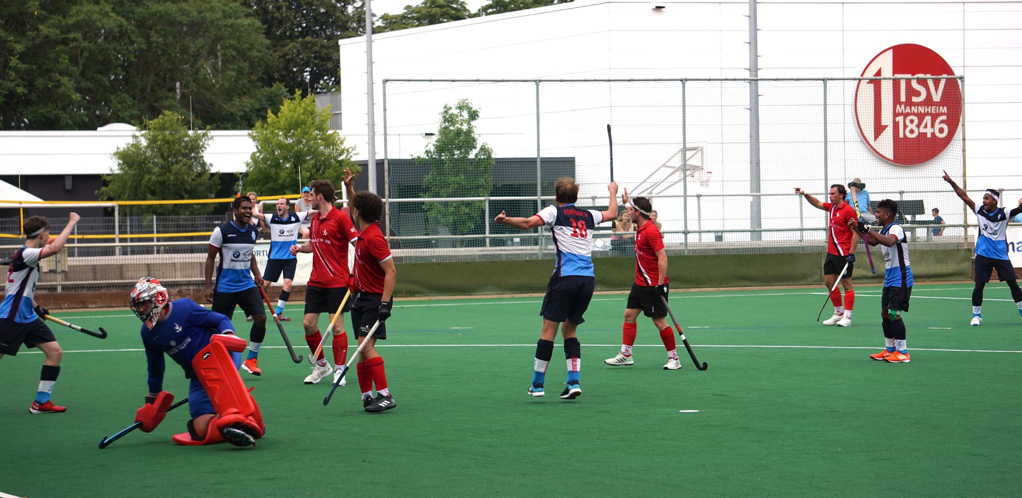 Der Moment des 3:3-Ausgleichs in Mannheim. Die Böblinger Hockeymänner bejubeln den Aufstieg in die 1. Regionalliga. Bilder: Meyer