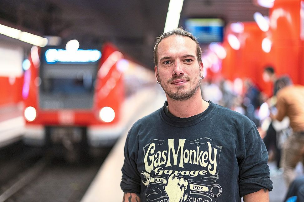 Jürgen Hermann am Bahngleis 2 in München. Hier hat er durch sein beherztes Eingreifen eine Rollstuhlfahrerin vor dem Sturz in die Gleise bewahrt.
 Foto: Balk