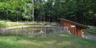 Das Teichkino im Sindelfinger Waldzentrum ermöglicht Einblicke in den Lebensraum Teich und ist von einem schützenden Zaun umgeben.Bilder: Klemm