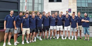 Coole Truppe: Die Stuttgarter Eishockey-Cracks vor dem Sindelfinger Breuningerland.