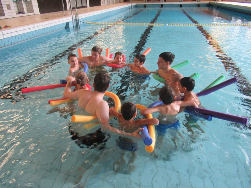 Mit den Schwimmnudeln fühlen sich die Vorschulkinder sicher im Wasser. Bild: z