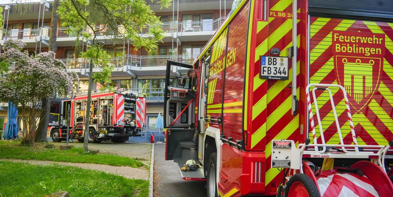 Am Donnerstagmorgen ist die Sindelfinger Feuerwehr ins Altenheim ausgerückt. Für alle Fälle kam auch die Böblinger Wehr dazu.
