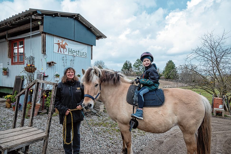 Reittherapeutin Heike Krämer-Popp und das Therapiepferd Raskia sind bereit für den Ausritt mit Justus.