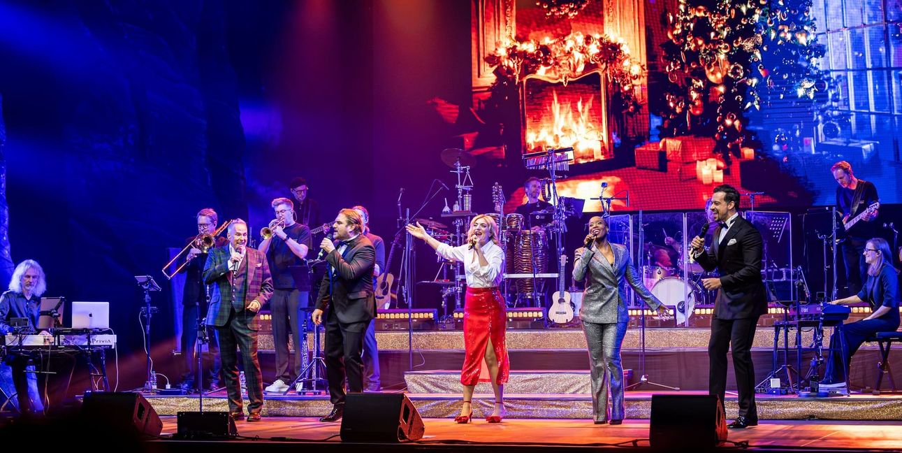 Von links: Kevin Tarte, Karim Khawatmi, Roberta Valentini, Aisata Blackman, Moderator Maximilian Mann und die Liveband. Bilder: Iris Steger