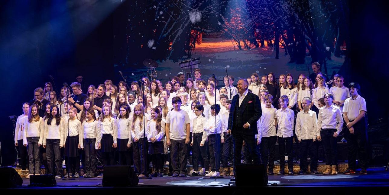 Der Unterstufen-Chors des Fanny-Leicht-Gymnasiums Stuttgart zusammen mit Kevin Tarte.