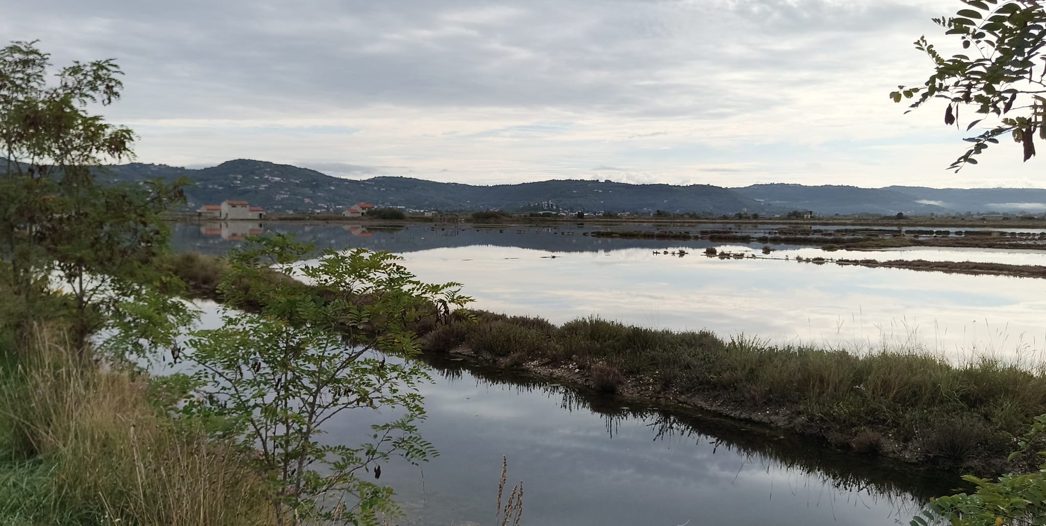 Zwischen flachen Wasserbecken und historischen Salzarbeiterhäuschen wird in Sečovlje die jahrhundertealte Tradition der Salzgewinnung lebendig.