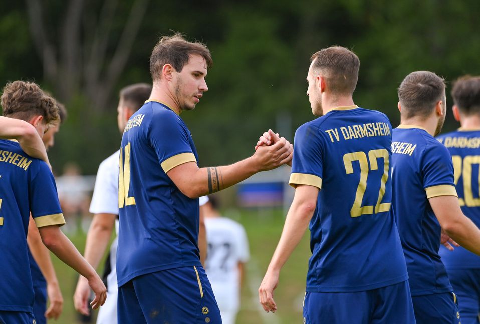 Simon Lindner (links) und Fabian Schneider können gegen Empfingen wieder zusammen jubeln. Schneider hat seine Sperre abgesessen. Bild: Eibner