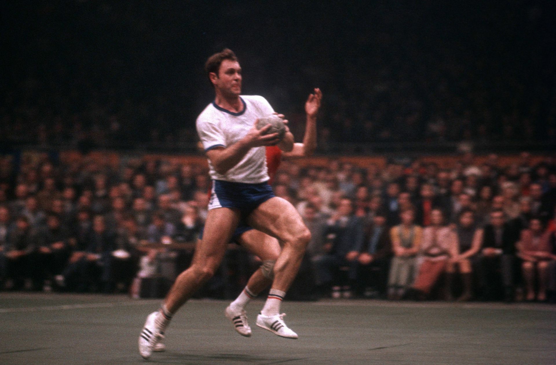 Hansi Schmidt hat die große Zeit des VfL Gummersbach von 1964 bis 1976 geprägt. Er war an sieben von zwölf deutschen Meisterschaften der Oberbergischen ganz entscheidend beteiligt und gewann  mit dem VfL vier Mal den  Europapokal der Landesmeister. Unvergessen waren in dieser Zeit die Duelle mit Frisch Auf Göppingen. „Es gibt wohl keine Parallele im deutschen Sport für verbissenere Feindschaft“, schrieben die Gazetten damals nach den Endspielen um die deutsche Meisterschaft. Hansi Schmidt war stets  einer der Hauptdarsteller. Foto: imago