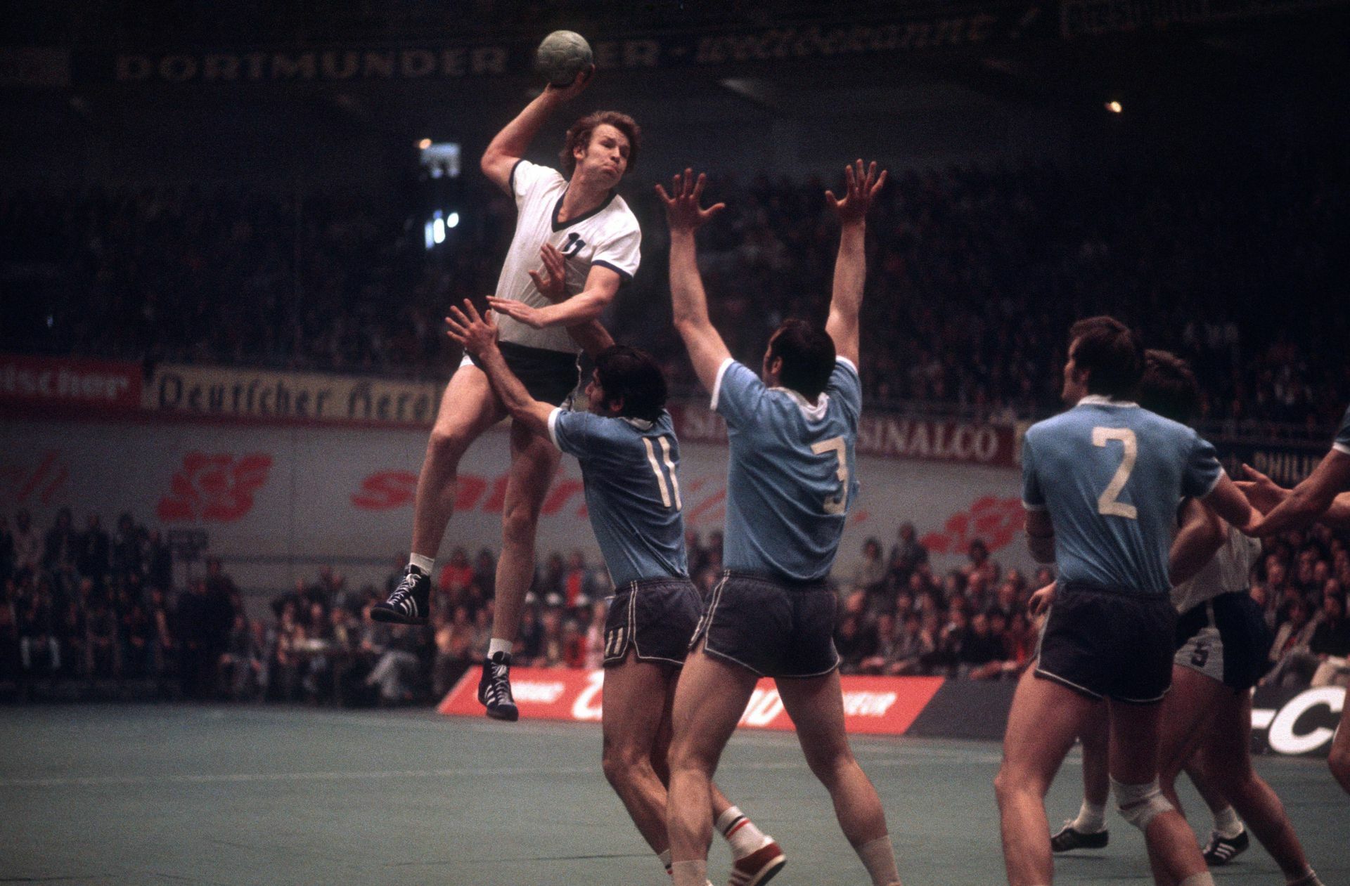 Absolute Weltklasse auf der halblinken Rückraumposition verkörperte Joachim Deckarm. Der Weltmeister von 1978, dreimal deutscher Meister und zweimal Europacupsieger mit dem VfL Gummersbach, erlitt 1979  in Tatabanya ein Schädel-Hirn-Trauma.   Er war nach einem Zusammenstoß  mit einem ungarischen Gegenspieler  auf den nur mit einer dünnen PVC-Schicht überzogenen Betonboden geprallt. Foto: imago