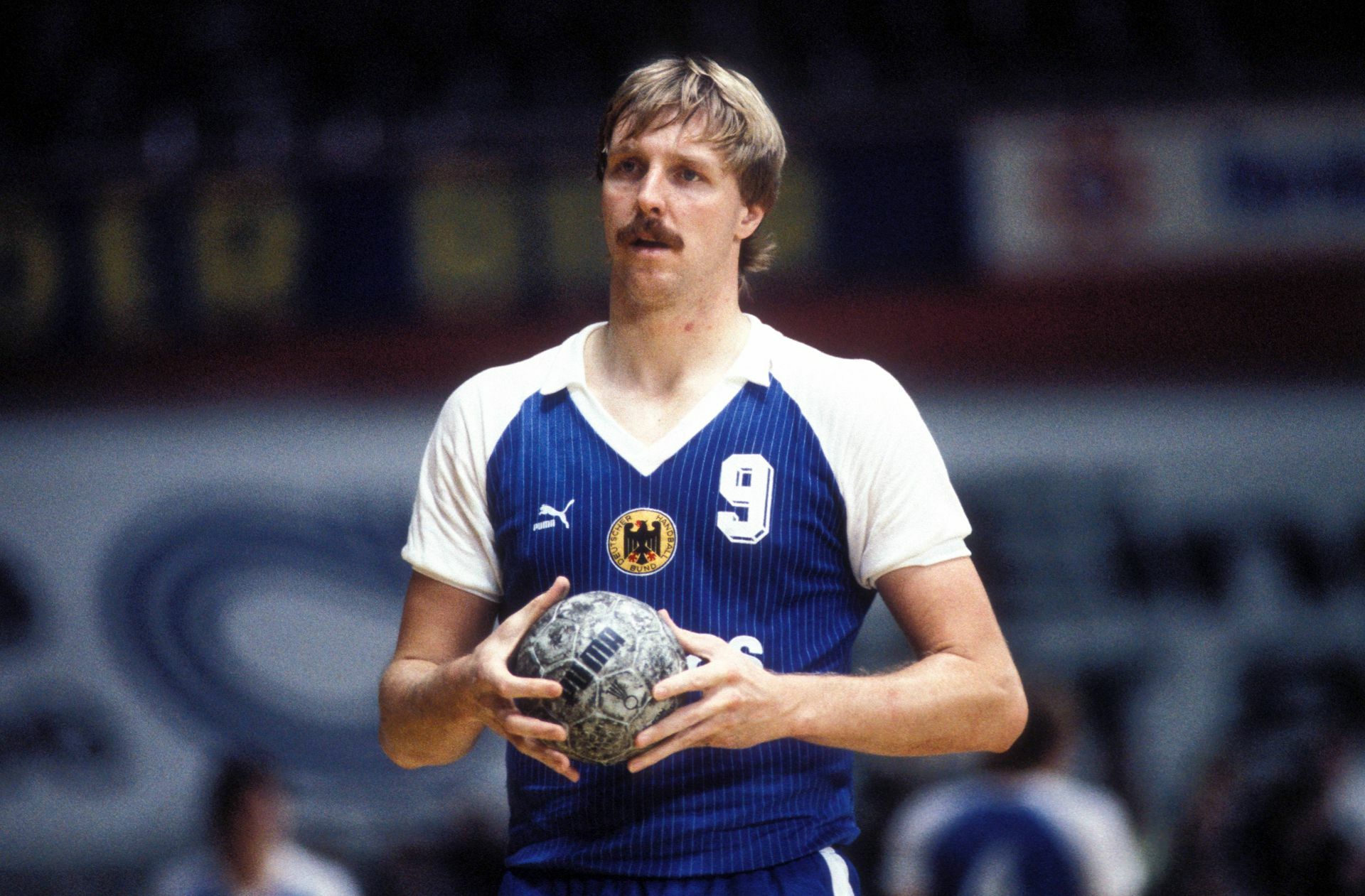 Erhard „Sepp“ Wunderlich galt als einer der besten Handballer der Welt. Mit 21 Jahren war der gebürtige Augsburger   1978 jüngster Spieler im deutschen WM-Team, das in Kopenhagen im Finale die Sowjetunion mit 20:19 bezwang. Mit seiner Kraft avancierte der 2,04 Meter große Rückraumspieler zu einem der gefürchtetsten Angreifer der Welt und errang bis 1983 mit dem VfL Gummersbach sämtliche Titel auf Vereinsebene.  Später spielte er auch für den FC Barcelona.  2012 verlor er im Alter von 55 Jahren den Kampf gegen den Hautkrebs. Foto: imago