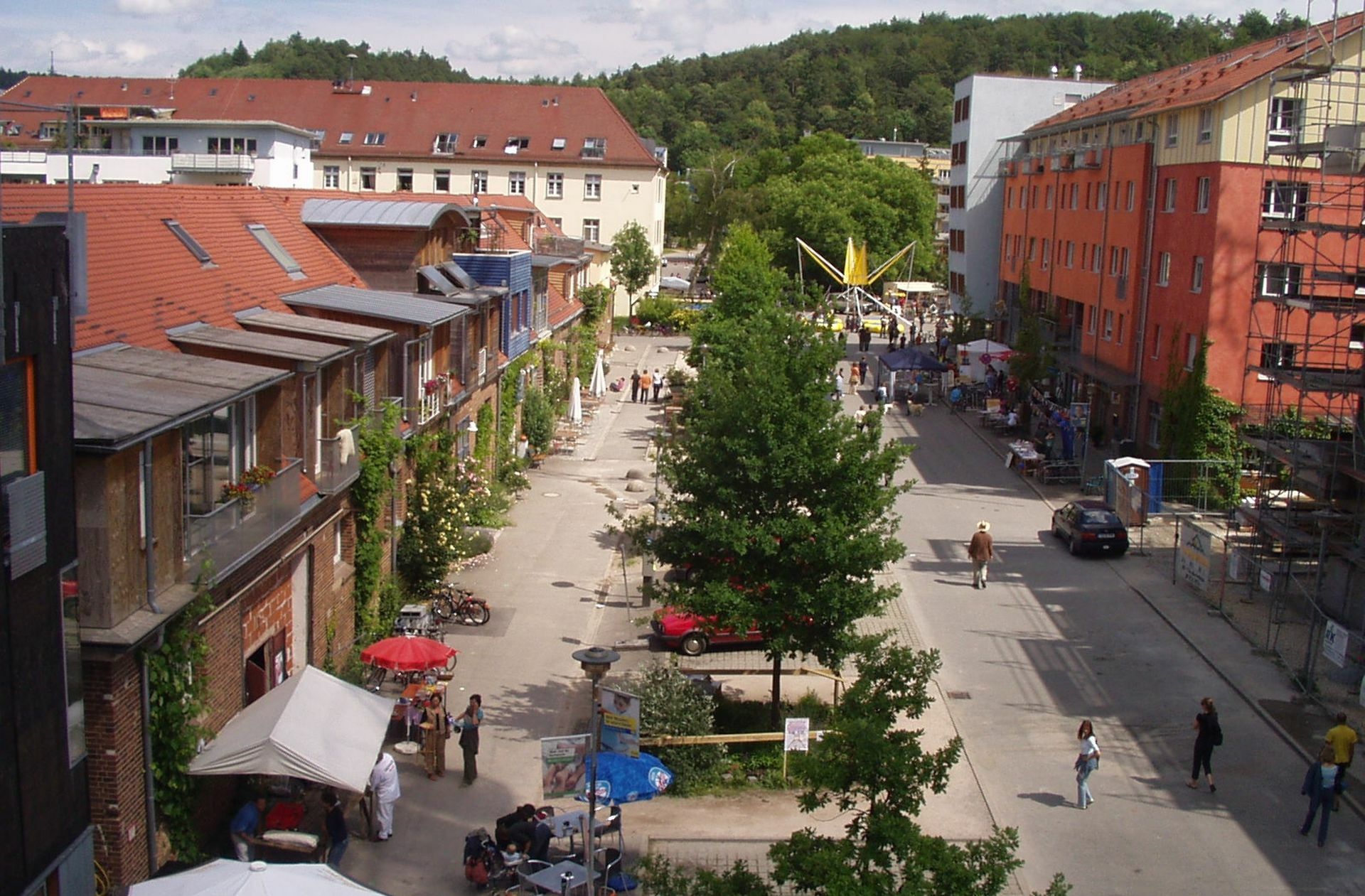 Im Französischen Viertel in Tübingen hat die Verkehrswende schon der 1990er Jahre begonnen. Autos dürfen hier zwar rein, abgestellt werden sollen sie aber im Parkhaus.
