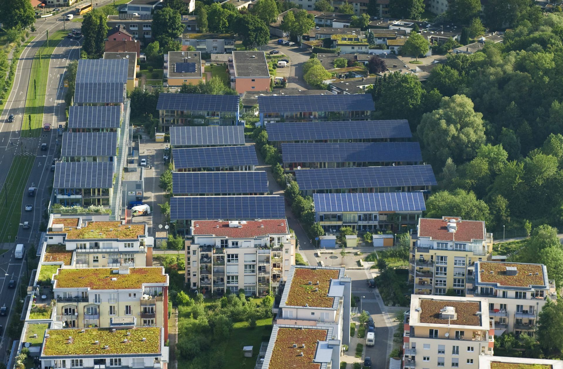 Noch ein Klassiker: Freiburgs jüngster Stadtteil Vauban, der mit möglichst wenig Autos auskommen will: Auf 100 Einwohner kommen dort 172 PKW.