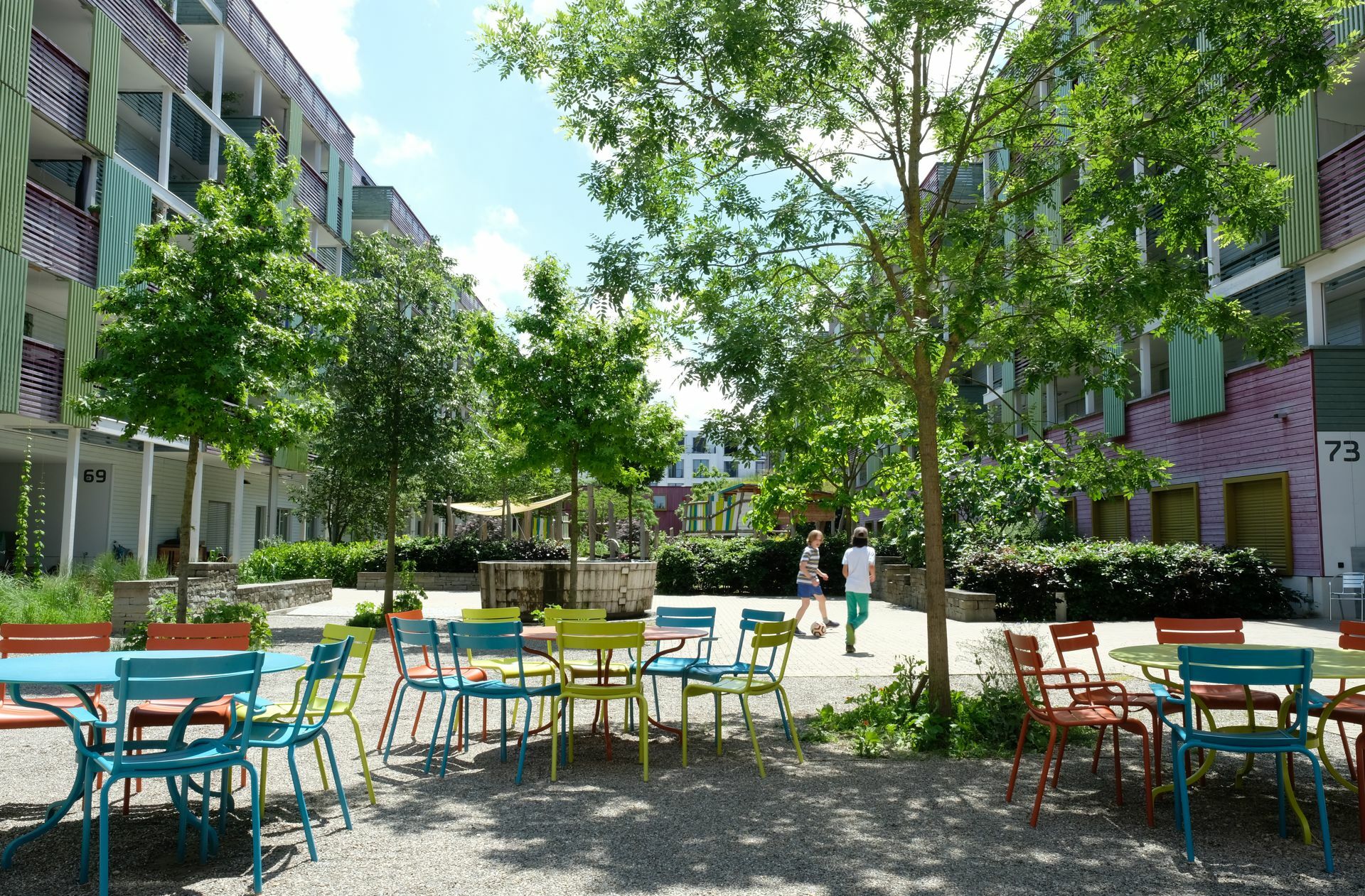 „Die Giesserei“ in Zürich. In dem Quartier gibt es  151 Wohnungen und 30 Abstellplätze für die Bewohner. Hinzu kommen 22 Autoabstellplätze für Besucher,  fünf  Autoabstellplätze für Gewerbeberiebe und ein Abstellplatz für Carsharing. Sämtliche Autoabstellplätze befinden sich im Untergeschoss der Giesserei.