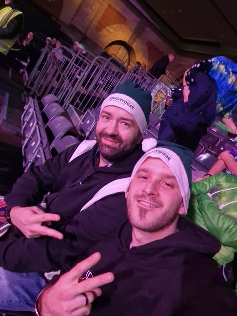 Die beiden Sindelfinger Sebastian Dinkelacker (rechts) und Thomas Schmidt im Ally Pally in London. Bild: z