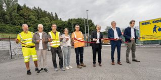 Am neuen Bauhof wird zum Zeichen der Einweihung ein rotes Band durchgeschnitten. Auf unserem Foto von links: Wassermeister Steffen Wolff, Architekt Andreas Zweifel, Torsten Ehrler von den IBB-Würm-Ingenieuren, Ortsbaumeisterin Eva Schikotanz, Bauhofleiter Peter Mutschler, Bürgermeister Martin Thüringer, Landrat Roland Bernhard, stellvertretender Landrat Martin Wuttke.