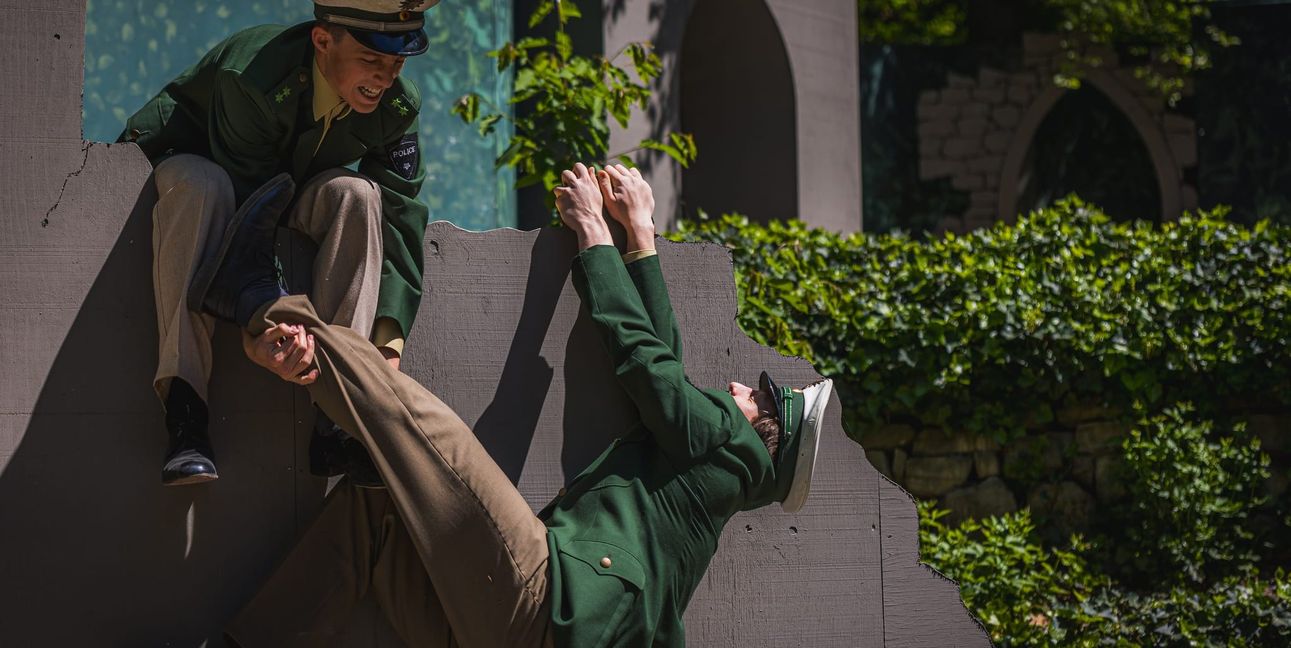 Die Polizei hat es schwer im Naturtheater Renningen.