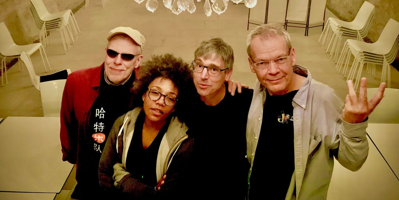 Die Band: Hellmut Hattler mit Sängerin Fola Dada sowie Oli Rubow und Torsten de Winkel.