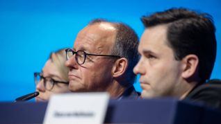 Dicke Luft in der Union: Friedrich Merz (Mi.) nach seiner Rede, mit Johannes Winke (re.), Bundesvorsitzender der Jungen Union und Mitglied Junge Gruppe der CDU-CSU-Bundestagsfraktion.