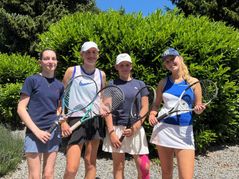 Die U18-Juniorinnen Silvia Stahl, Hanna Hildebrandt, Lotte Marx und Carla Frey (von links) gewannen den Titel in der Bezirksstaffel 2.