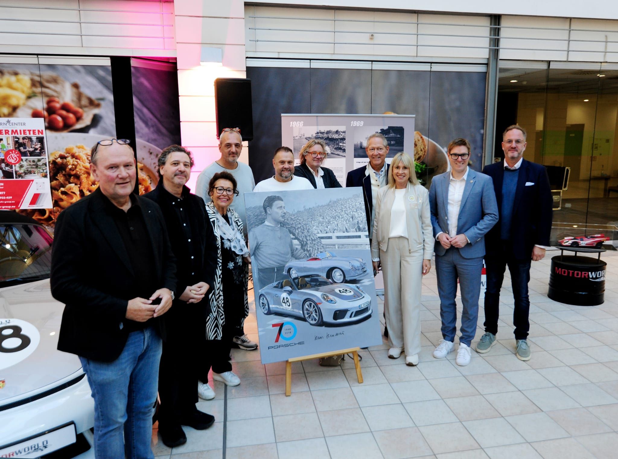 Große Ehre für eine Motorsportlegende: Im Sindelfinger Stern-Center wurden zwei monumentale Kunstwerke zu Ehren von Hans Herrmann enthüllt. Zahlreiche Familienmitglieder, Freunde, Weggefährten und Gäste waren bei der feierlichen Würdigung dabei. Impressionen einer besonderen Veranstaltung.